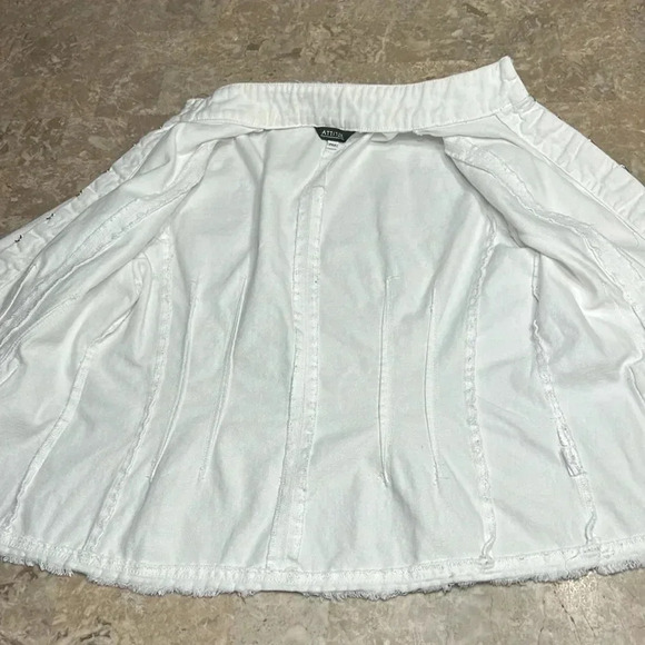 White jean jacket, PTP 19”Silver grommets,fray,crop,
Hook& clasp,boho,festival - Picture 5 of 17